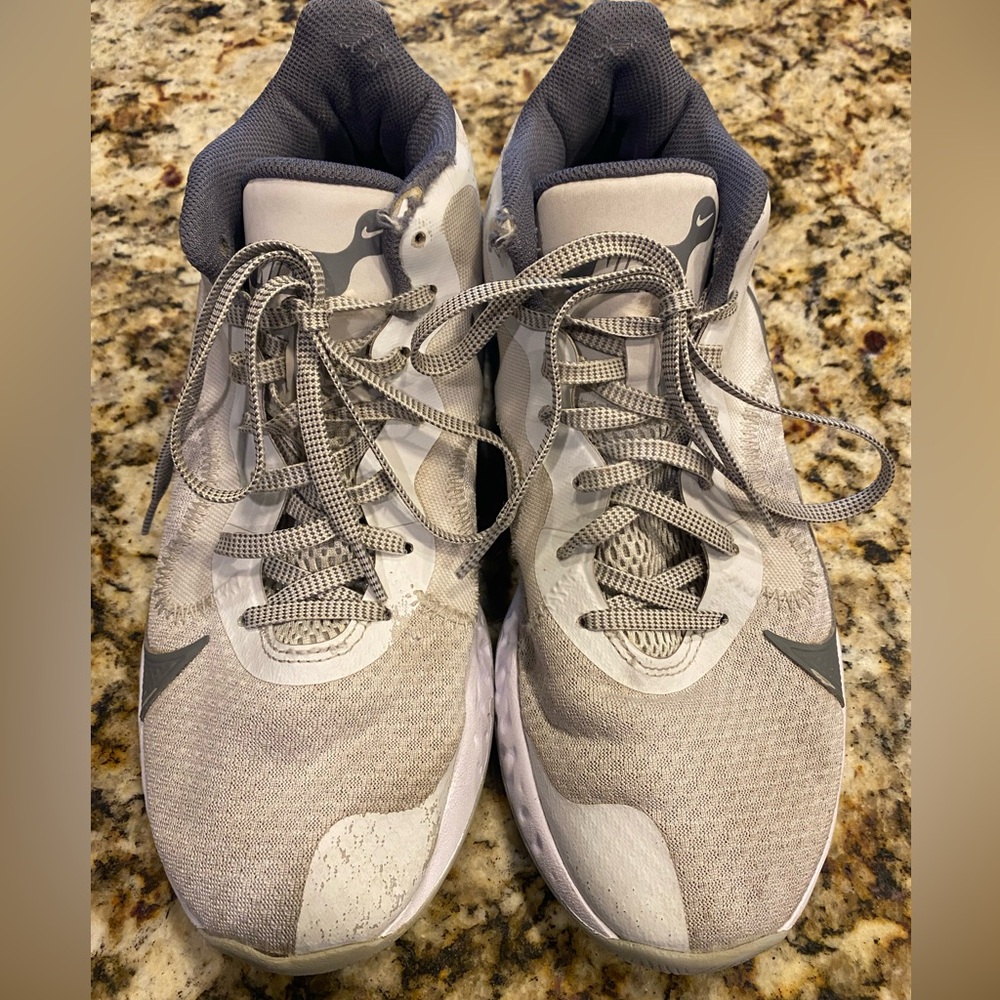Men’s basketball shoes – Nike renew